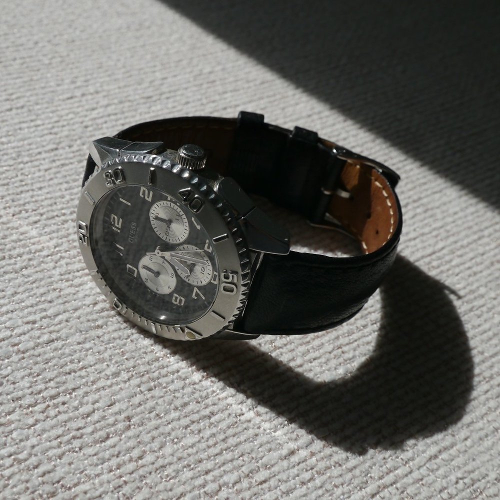 Guess men's watch (2 bands included)